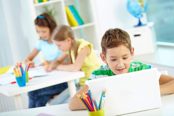 How Does Outschool Works? Business Model & Key Features